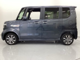 自社整備工場で点検整備をおこなってからお渡ししています。車検が残っている場合は『12ヶ月点検整備』を、車検整備付きの場合は『車検整備』をおこないます。整備費用は車両本体価格に含まれています。