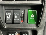 パワースライドドアの開閉はスマートキーのリモコンやドアノブは勿論、運転席側のスイッチ操作でも開閉ができ、安全・簡単です