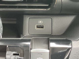 運転席近くにUSB電源ソケットが装備されており便利です。