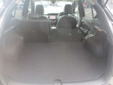 お荷物の量や乗車人数に合わせて使えるリヤシートは、ご覧のように倒すことが出来ますので便利です。