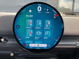 円形有機ELセンターディスプレイ、ミュージックサーバー、Bluetooth、ハンズフリーフォン付。