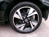 純正アルミホイールがクールに決まっていますよ。さり気なく、スタイリッシュな感じです。やり過ぎよりもこのくらいのデザインがお洒落ですね。