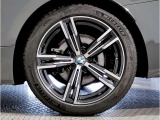 【BMWアロイホイル】軽量かつ強度に拘ったアロイホイル。走行性能ポテンシャルを引き出す設計。車の足元を引き締めてくれる大きなポイントはアロイホイルです。