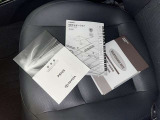 メンテナンスノート、取扱説明書ですね。 車の情報が凝縮されています。 車の整備記録が記載されている大事な物ですよ。
