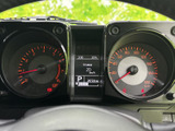 視認性の高いメーターパネルは、運転中の情報をスムーズに確認できます。中央のディスプレイには、走行データや警告が表示され、安全運転をサポートします。