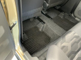 しっかりと汚れ、砂ぼこりを落とし足元まで清潔な車内空間を作り上げております♪