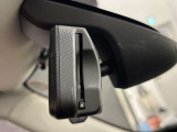 ルームミラー一体型ETCを装備。後付け感のないスマートな設計で、インテリアもすっきりとした印象です。
