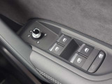 ミラーヒーター、ミラー格納、ミラー調整スイッチ、窓の開閉操作。Audiでは触感開発チームがあり、クリック感は操作する喜びを感じていただけます。