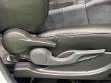 運転手の体格に合わせて,運転席の座面の高さ調整ができるシートリフターが付いてます