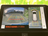 バックカメラ連動で、後退時の安全確認をサポートします。駐車や狭い場所での取り回しも安心です。