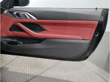 BMWのドアを閉めた時の重厚感は所有者様の満足度を高めてくれます。