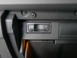 ETCユニットがグローブBOX内に収まっています。
