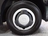 ホイールは車のデザインにマッチした専用タイプです。