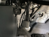 パーキングブレーキはフット式なので運転席と助手席の間はすっきり、移動も楽々です。さっと手が届く位置にATセレクトレバーやエアコンスイッチなどがあり操作性に優れています