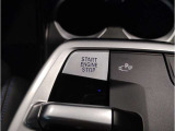 運転中にもオーディオの音量やFMの切り替えなどステアリングでの操作で切り替え可能なため、ステアリングから手を放す必要がない為、運転中でも操作が簡単でございます。