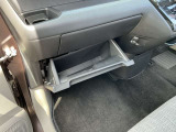 車検証など収納出来る、便利な収納スペースがたくさん用意されています。