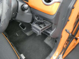 運転席にもドリンクホルダー完備!普段は収納しておけるので、使わない時はとってもスマート♪