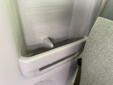 ドリンクに加えてボックスティッシュなども収納可能。下部にはスリットを設け、入れたモノが見えるよう配慮しました。