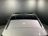 メルセデスのシートは疲れにくい構造になっています。自宅のソファーに座りながら移動しているかの様な感覚で快適で安全なドライビングをお楽しみ下さい。