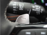 ◆減速セレクター装備◆ステアリングホイールの左右に取り付けられた2つのパドルスイッチで減速の強さを調整。 左側の「-」を操作すると減速を強く、右側の「+」を操作すると減速を弱くすることができます。