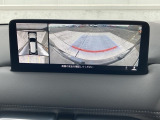 狭い場所での駐車やすれ違いなどでより的確な運転操作に役立つ360&deg;ビューモニターが装備されています。