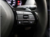 ホンダセンシング機能のクルーズコントロールはアクセル操作せず一定のスピードで走行するのはもちろん、前車との適切な車間距離も保ちます!車線内を走行できるようハンドル操作を支援する機能も付いています!