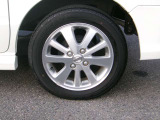 日産純正のアルミホイールです。足元からかっこよく決まってます。