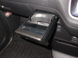運転席と助手席の間にはドリンクホルダーがあります。取りやすい位置にありますからドライブも楽しくなりますね!