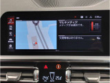 【ⅰドライブナビゲーション】文字情報も鮮明に表示する高解像度カラーディスプレイを採用。視認性に優れた地図デザインと特徴的な建造物を目印にした描写表示で現在位置を把握できます。地図データの更新も可能です
