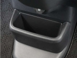◆センターロアボックス◆インパネ中央の下部には、ごみ箱としても使用する事ができるセンターロアボックスを装備しております。