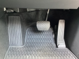理想の運転姿勢を実現する為、足首とペダルの動きを一致させるオルガン式アクセルペダルを採用。長時間の運転でも疲れにくいメリット・スムーズな操作を実現♪マツダは徹底して人間特性を研究してます。