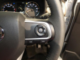 【追従機能付きACC】前の車に付いていく機能をステアリングスイッチで操作できます。高速道路などでアクセル操作を補助し長距離移動の疲労を和らげてくれる装備です。