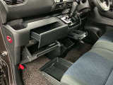 【グローブボックス】車検証や保険証、保険関連書類、整備用グローブなどの必要書類・小物を、助手席から運転席へすぐに取り出せる場所に整理して保管できます。車内の小物整理に役立ちます!