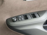 《パワーウインドウスイッチ》車の基本装備のひとつのパワーウインドウです。オート機能もあって、押し方の強弱で調整も出来ます。プッシュスタートでエンジン始動します