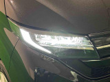 対象物が見やすく白く明るい光で夜間走行をサポートするフルLEDヘッドランプ(サイドビューランプ、クリアランスランプ、オートレベリング機能付き)を装備