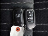 ◆スマートキー◆カギをバッグやポケットに入れたままでもドアロックの開閉ができる『スマートキー』付き!雨天や暗くなってもカギを取り出す必要がなくドアの開錠&エンジンも始動できます