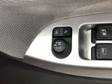 電動格納式ドアミラー付き。駐車場へ停めた時に、ボタン一つで左右のドアミラーをたたむ事ができます。