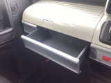 厚みのある車検証ケースや説明書に加え、箱ティッシュや小物類もまとめて収まる深さと容量を備えています。助手席周りの生活感を目隠しして整理でき、必要な物を手元から素早く取り出せる実用的な設計です。