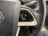 ステアリングスイッチ付きで、運転中に視線を前に向けたまま操作できます。