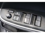 鍵の施錠開錠に合わせてドアミラーが開閉するオート格納機能付きのドアミラー。少し離れた場所からでも見た目で鍵の閉め忘れの確認が出来る便利な機能です。