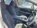 運転席には、シートリフターが付いております☆ 前後のスライドに加えシートの高さも変更出来ますのでどなてでも運転し易いポジションを取れます
