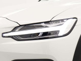 北欧神話に登場するトール神がもつハンマーをモチーフにしたT字型のポジションライトが印象的なLEDヘッドライト。一目でボルボだと認識出来ます。