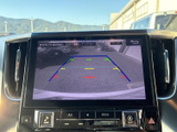 後方視界をクリアに確認でき、安全な運転をサポートします。駐車場での出し入れも安心です。