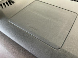 【助手席エアバッグ】SRSエアバッグとはシートベルトの働きを補助して衝突した時に乗員の衝撃を軽減するシートベルト併用式エアバッグ。前面衝突時に瞬時に膨らみ、頭部と胸部の衝撃を軽減します。