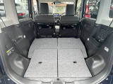 リヤシ-トを倒すとトランクル-ムから床がフラットになりますので、大きく丈の長い荷物も収納できます