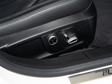 電動シートは運転中でも安全にシートポジションの設定が可能です。