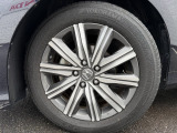 純正アルミホイールです。タイヤサイズは、215/60R17です。