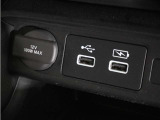 【USBジャック】充電をスマートに。スマートフォンやタブレット、携帯ゲーム機などの充電が可能。