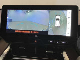 【パノラミックビューモニター&フロントビュー】見通しの悪い交差点やT字路などで車両前方と左右の状況確認をする為に車両上方と前方カメラからの映像を同時に表示するので周りがハッキリ確認でき安心です。