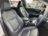 運転中の疲れも軽減!身体を包み込むような形状でホールド感のあるシート。しっかりと支えてくれるので長時間の運転も快適ですね。